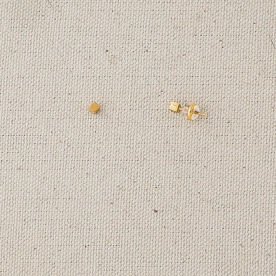 Mini Aretes Cubo en Oro